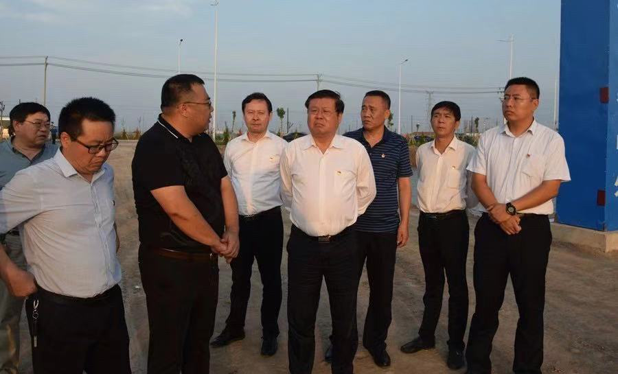 1564359457.png 滄州市委常委張國(guó)棟聽取中鐵滄鹽公司副董事長(zhǎng)王峰偉匯報(bào)項(xiàng)目情況(滄州市委常委張國(guó)棟左四滄州鹽業(yè)集團(tuán)董事長(zhǎng)劉建軍左五副董事長(zhǎng)王峰偉左二中鐵滄鹽總經(jīng)理王志巖左一).png